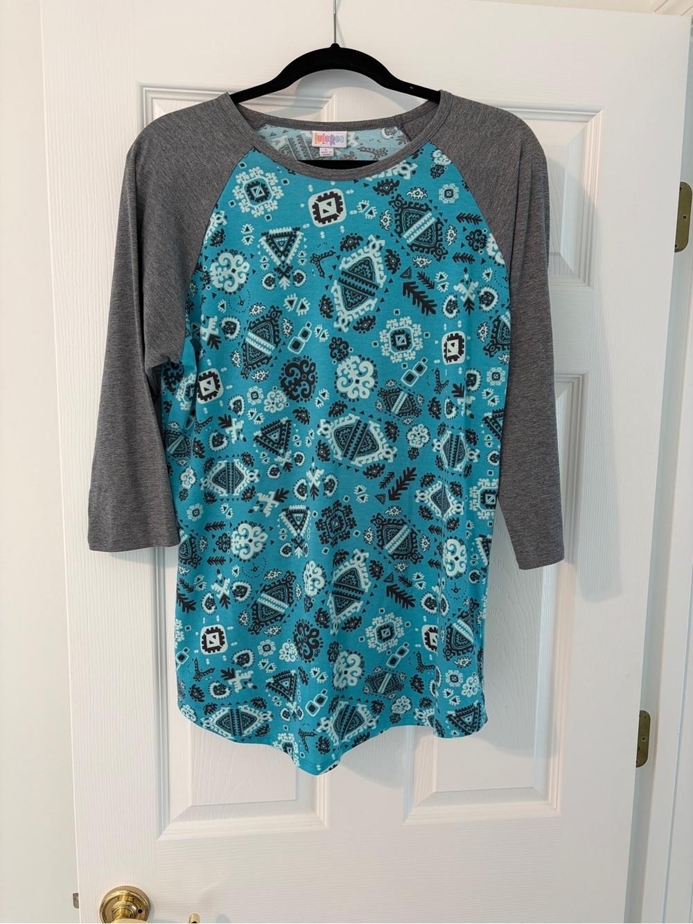 LuLaRoe Bandana Print Randy Raglan T-Shirt Size Large Tribal Boho Stretchy O1